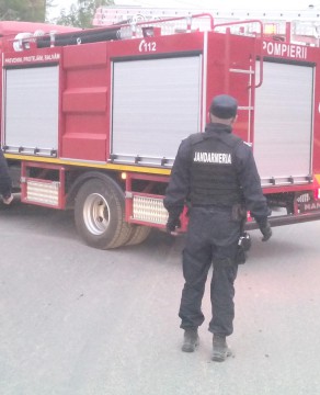 A explodat o butelie: o baracă a ars complet